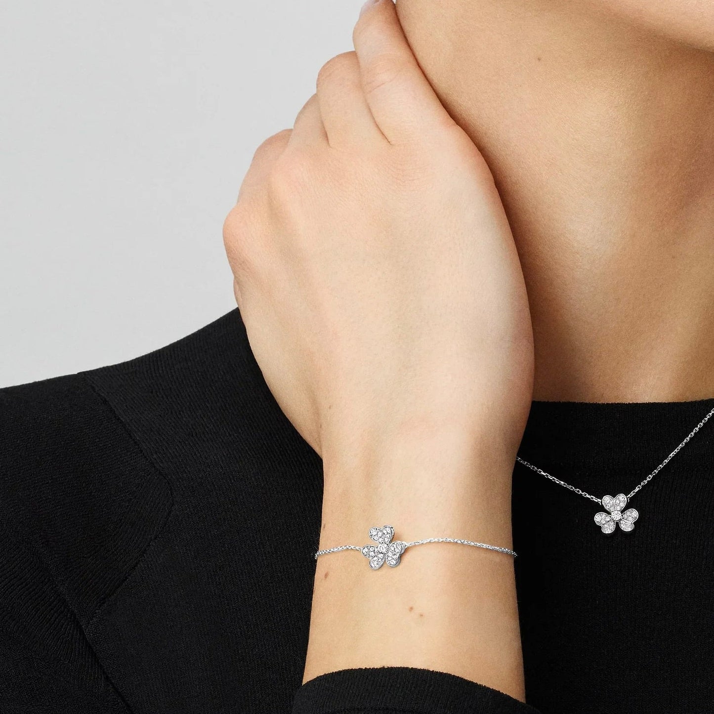[AM]LUMINOUS BLOSSOM SINGLE-MOTIF CHARM BRACELET