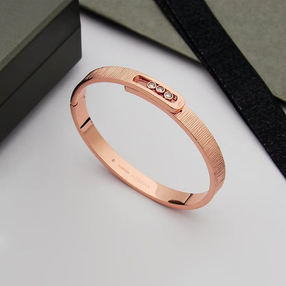 [AM]MOVE NOA CISELÉ BANGLE BRACELET
