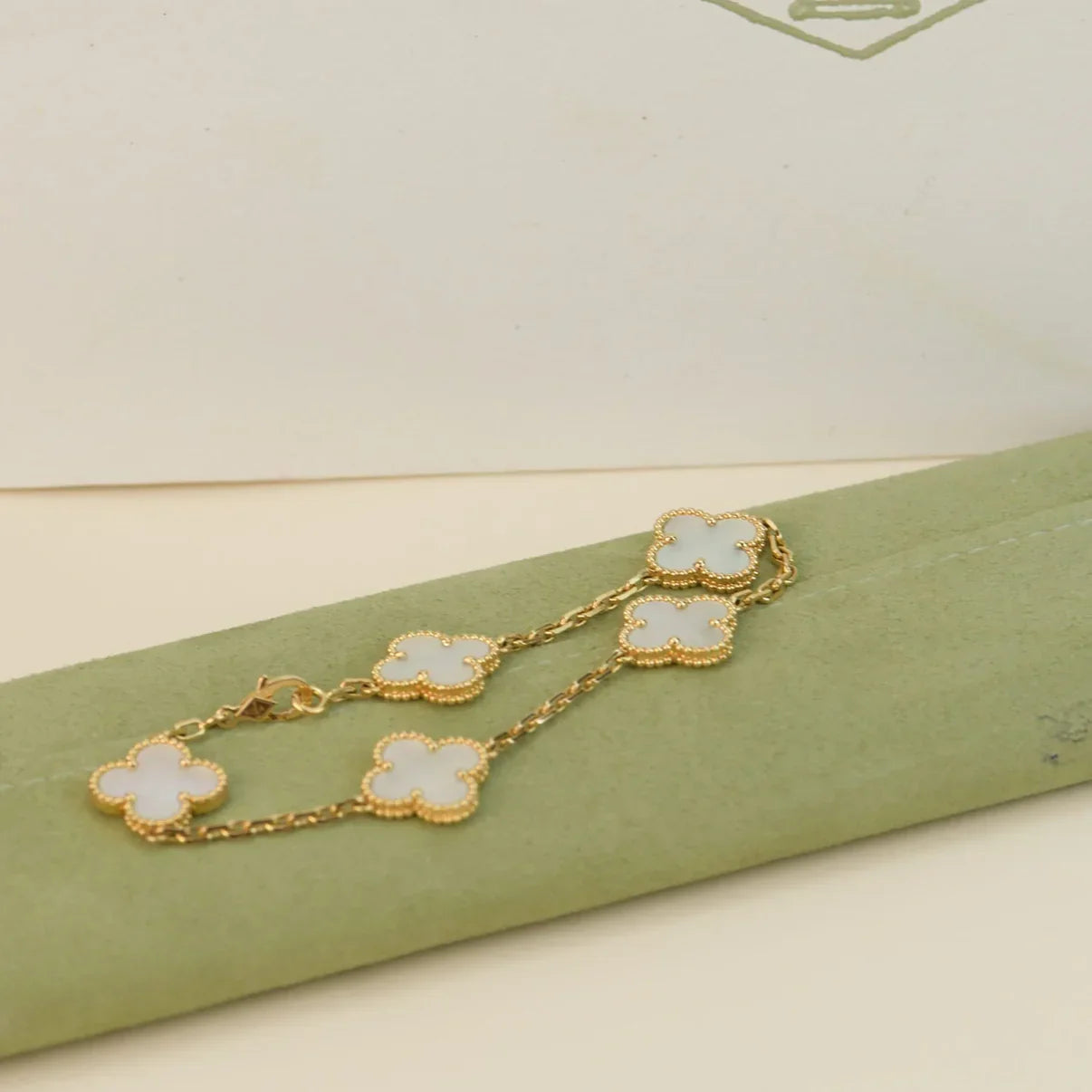 [AM]LUCKY CLOVER 5-MOTIF BRACELET - WHITE MOTHER-OF-PEARL COLLECTION
