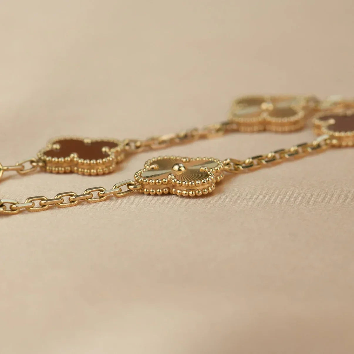 [AM]LUCKY CLOVER 5-MOTIF BRACELET - RED CARNELIAN COLLECTION