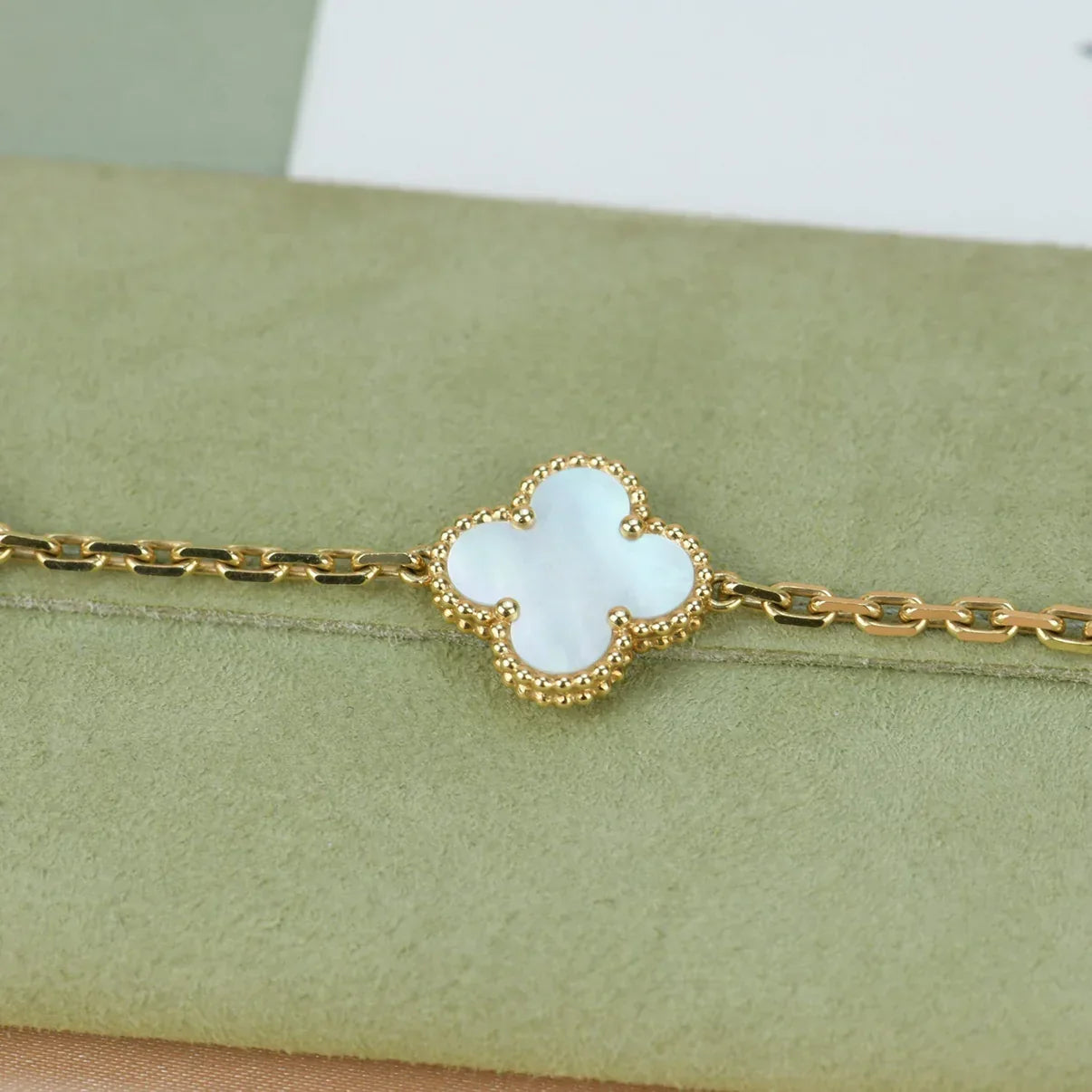 [AM]LUCKY CLOVER 5-MOTIF BRACELET - WHITE MOTHER-OF-PEARL COLLECTION