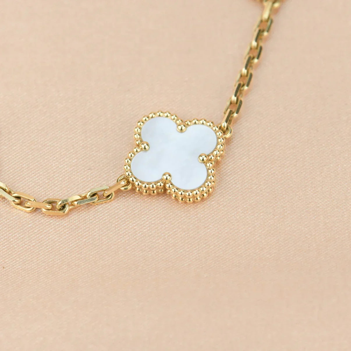 [AM]LUCKY CLOVER 5-MOTIF BRACELET - WHITE MOTHER-OF-PEARL COLLECTION