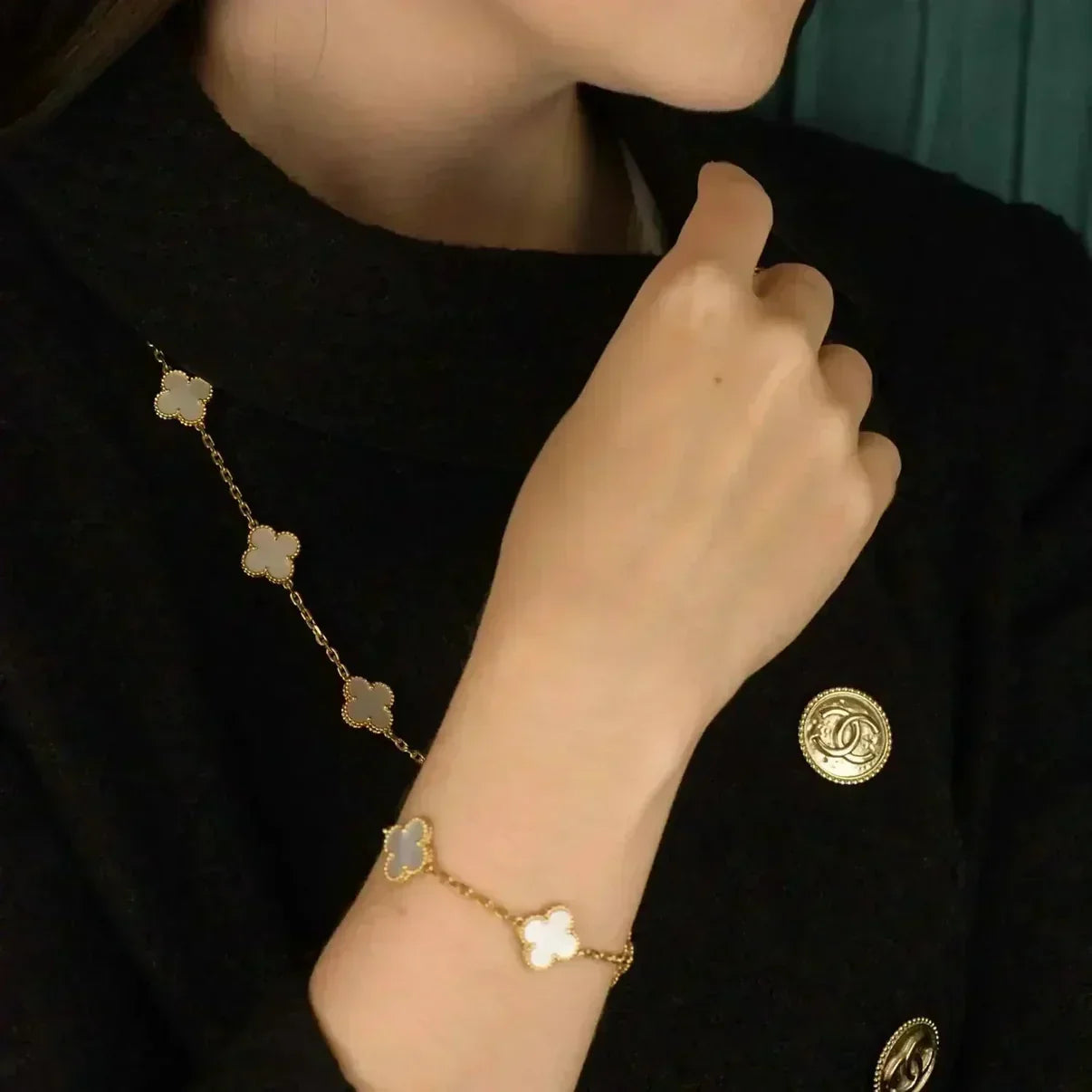 [AM]LUCKY CLOVER 5-MOTIF BRACELET - WHITE MOTHER-OF-PEARL COLLECTION
