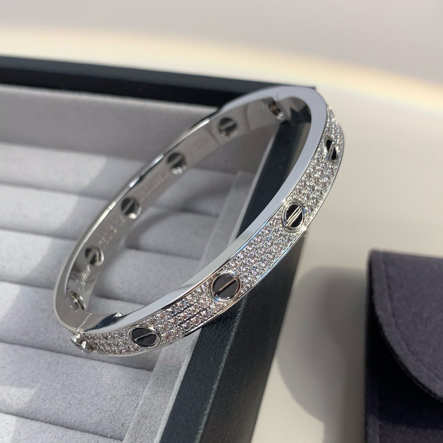 [AM]CLASSIC 6.1MM LOVE BANGLE - DIAMOND PAVÉ & BLACK CERAMIC