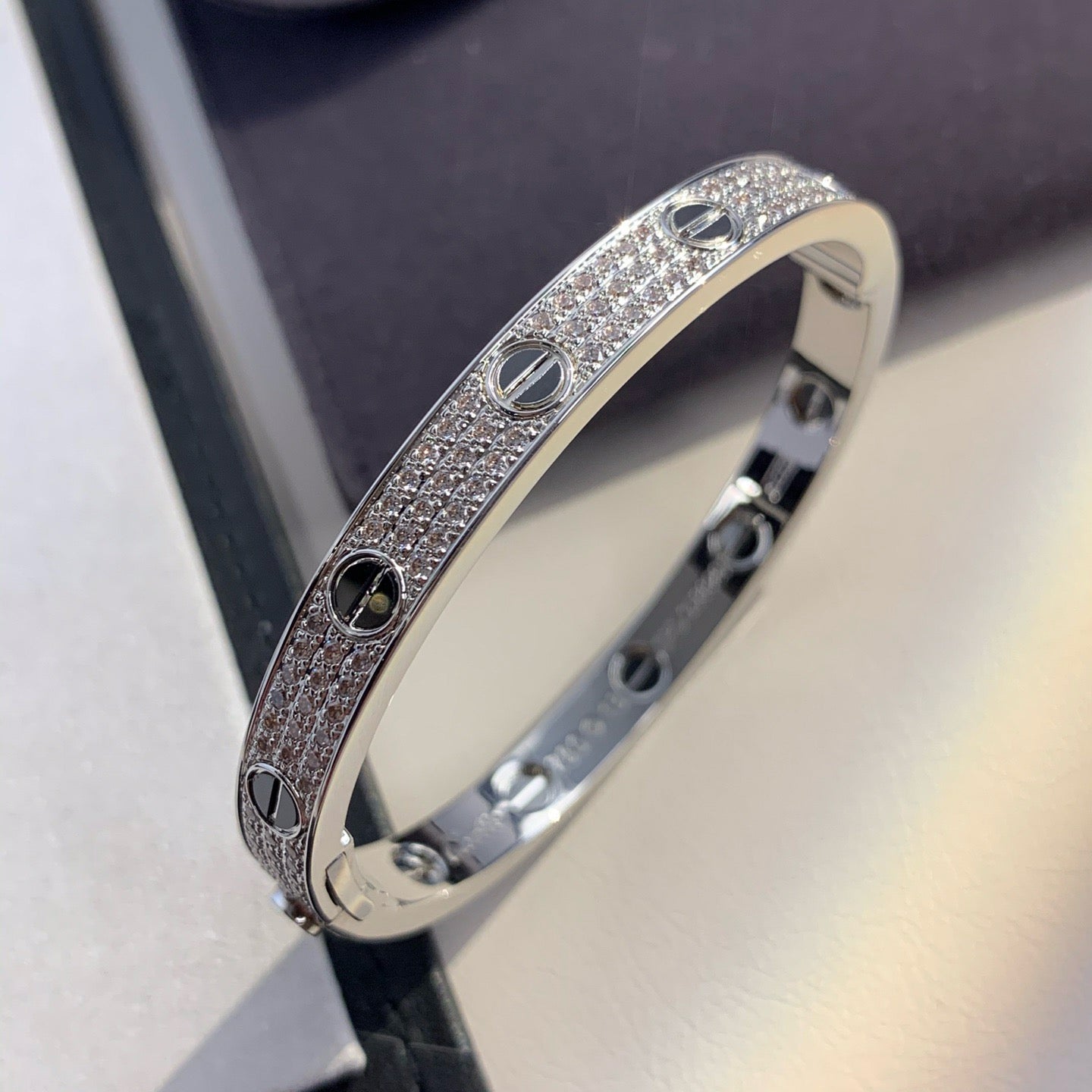 [AM]CLASSIC 6.1MM LOVE BANGLE - DIAMOND PAVÉ & BLACK CERAMIC