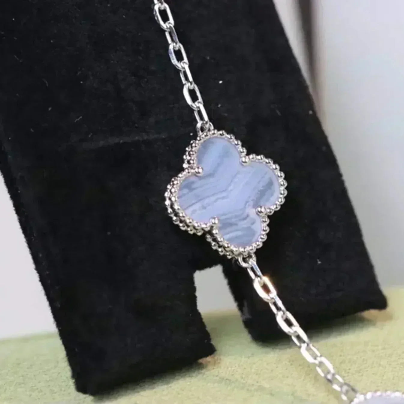 [AM]LUCKY CLOVER 5-MOTIF BRACELET - PURPLE CHALCEDONY COLLECTION