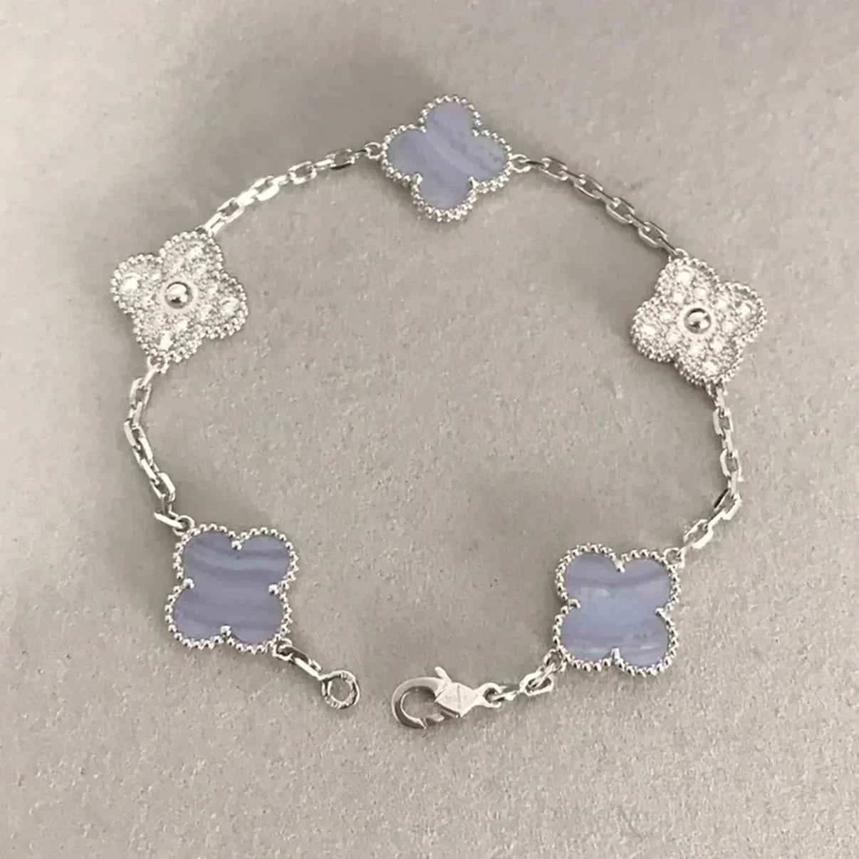 [AM]LUCKY CLOVER 5-MOTIF BRACELET - PURPLE CHALCEDONY COLLECTION