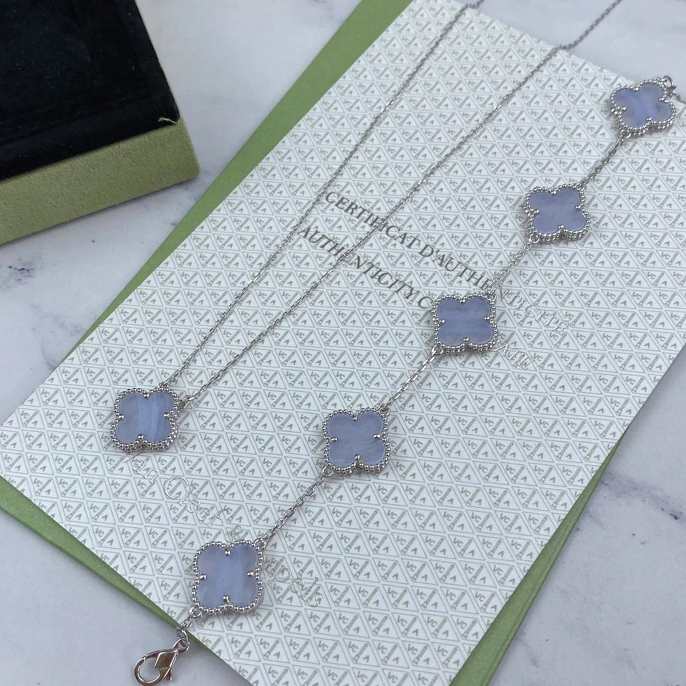 [AM]LUCKY CLOVER 5-MOTIF BRACELET - PURPLE CHALCEDONY COLLECTION