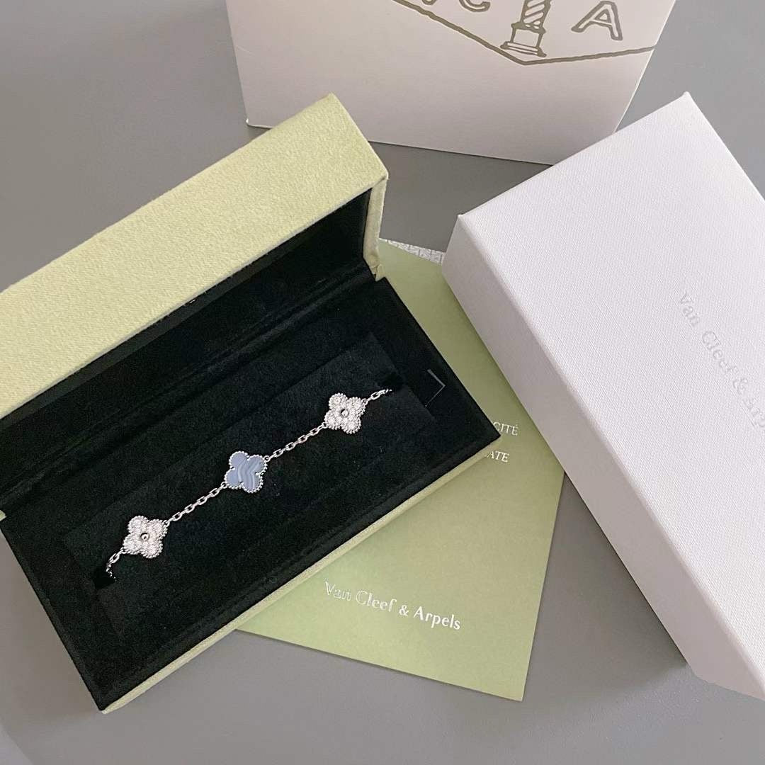[AM]LUCKY CLOVER 5-MOTIF BRACELET - PURPLE CHALCEDONY COLLECTION