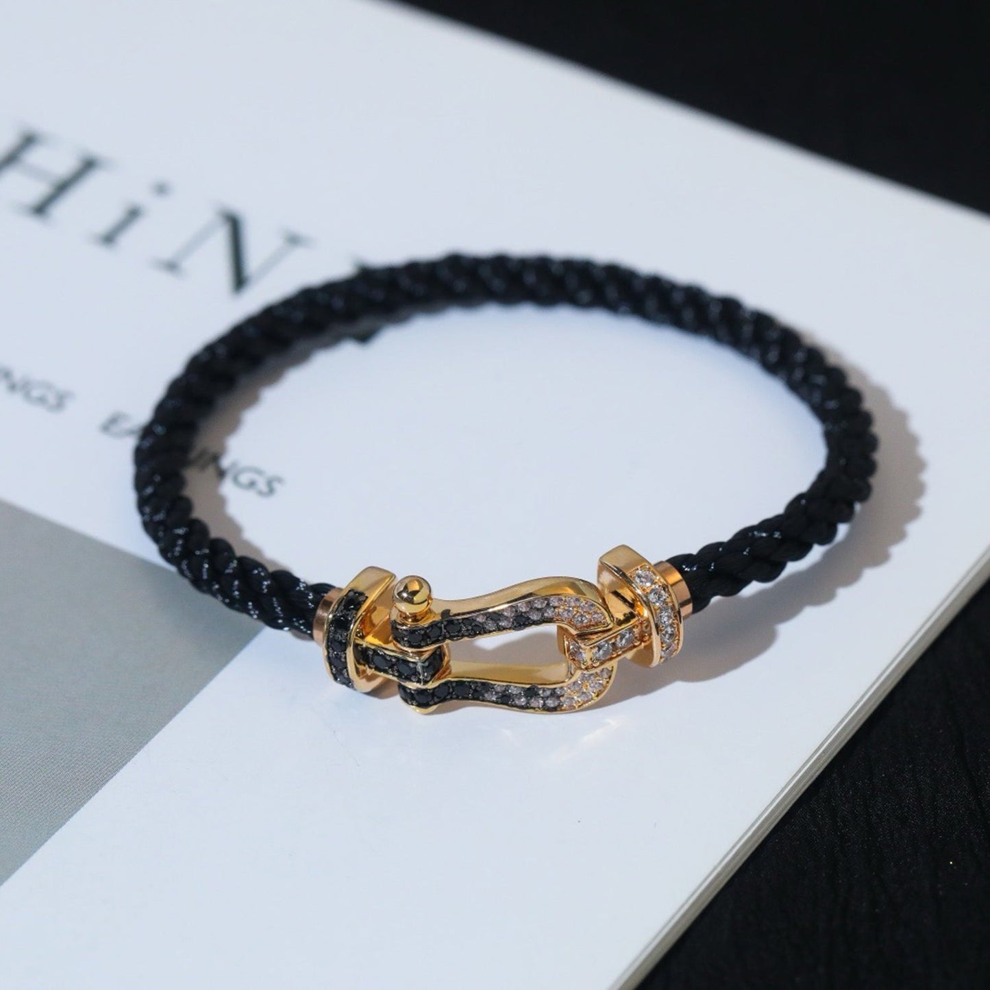 [AM]FORCE LARGE HORSESHOE BLACK & WHITE DIAMOND BRACELET - WHITE GOLD