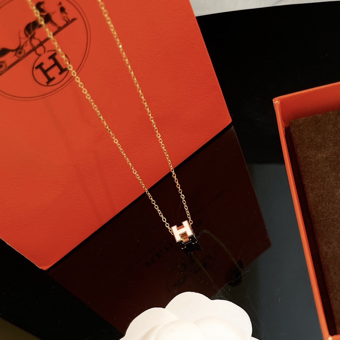 [AM]H WHITE SQUARE GOLD NECKLACE