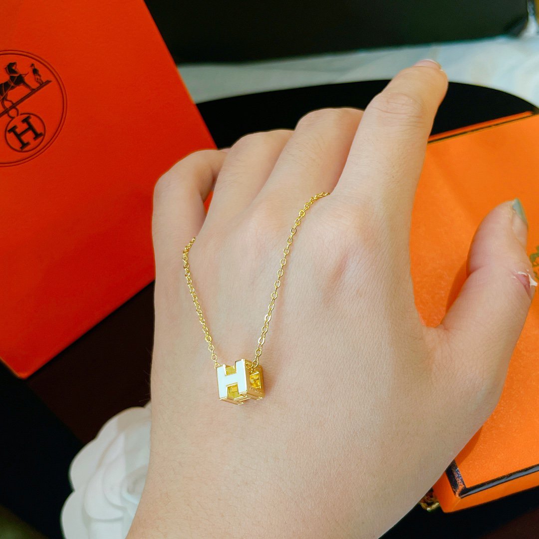 [AM]H WHITE SQUARE GOLD NECKLACE