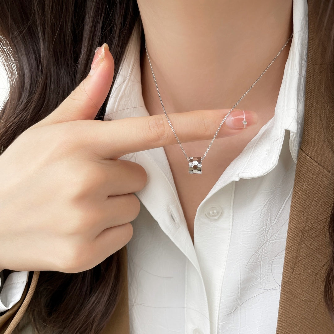 [AM]BEE MINI PEDANT DIAMOND NECKLACE