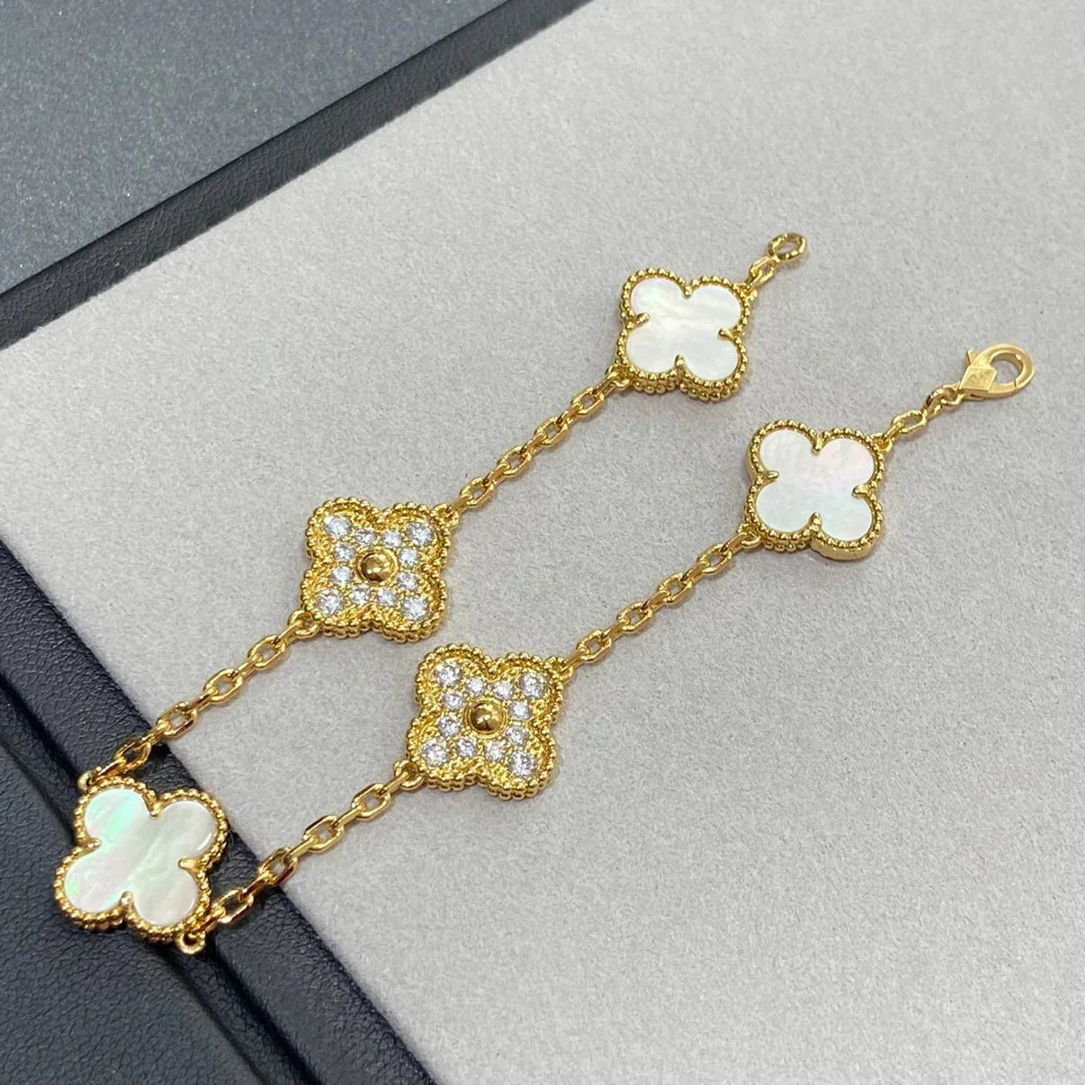 [AM]LUCKY CLOVER 5-MOTIF BRACELET - WHITE MOTHER-OF-PEARL COLLECTION