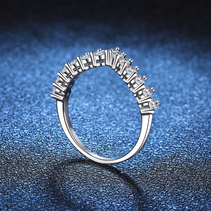 [AM]ELEGANT V-SHAPED CHEVRON MOISSANITE RING