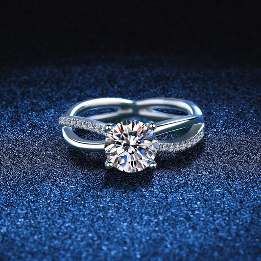 [AM]ELEGANT 4-PRONG CROSSOVER MOISSANITE ENGAGEMENT RING
