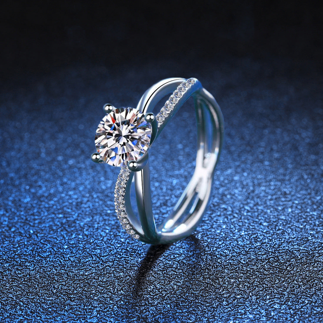 [AM]ELEGANT 4-PRONG CROSSOVER MOISSANITE ENGAGEMENT RING