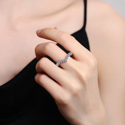 [AM]ELEGANT V-SHAPED CHEVRON MOISSANITE RING