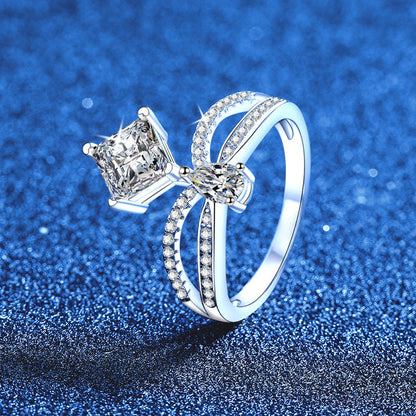[AM]ELEGANT DOUBLE-TWISTED MOISSANITE RING
