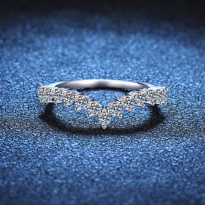 [AM]ELEGANT V-SHAPED CHEVRON MOISSANITE RING