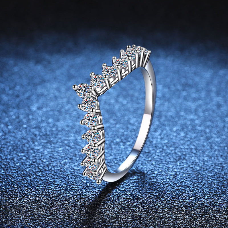 [AM]ELEGANT V-SHAPED CHEVRON MOISSANITE RING