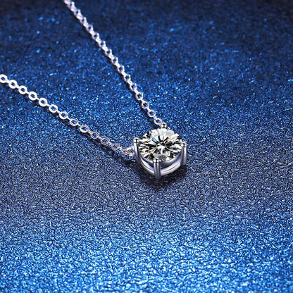 [AM]CLASSIC FOUR-PRONG SOLITAIRE MOISSANITE NECKLACE