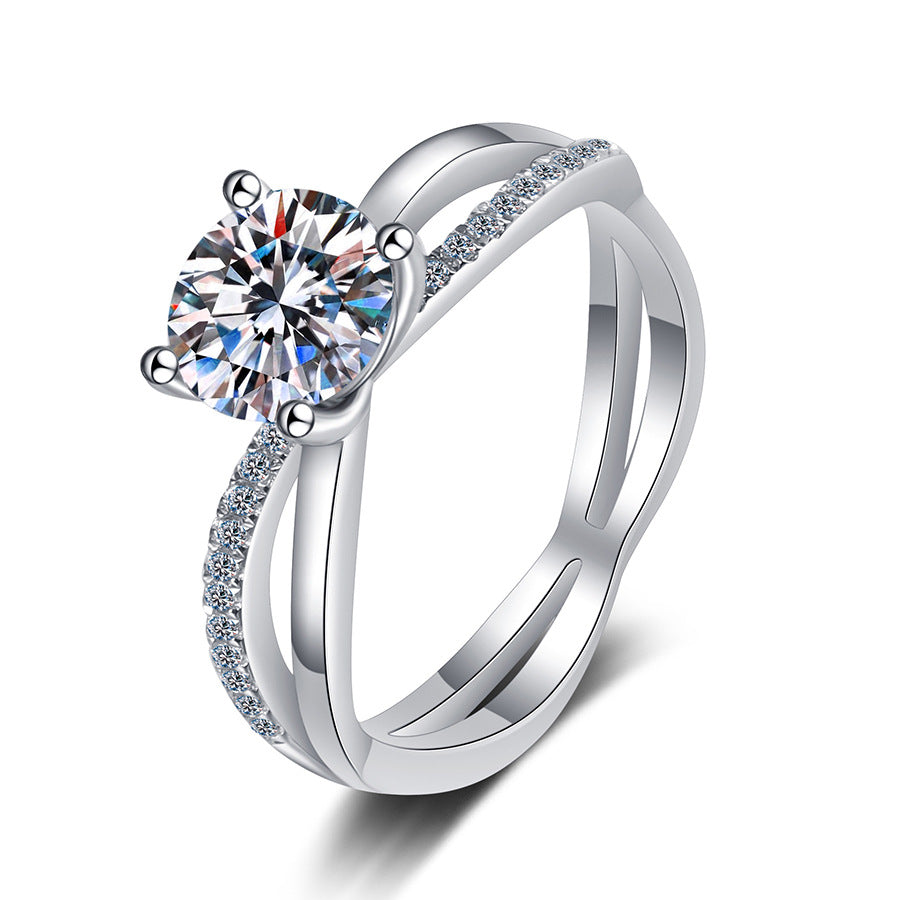 [AM]ELEGANT 4-PRONG CROSSOVER MOISSANITE ENGAGEMENT RING