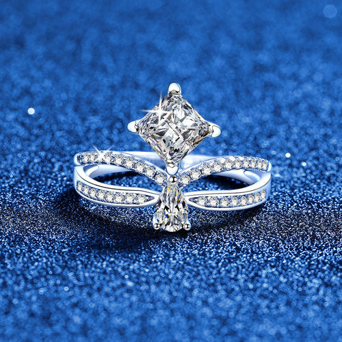 [AM]ELEGANT DOUBLE-TWISTED MOISSANITE RING