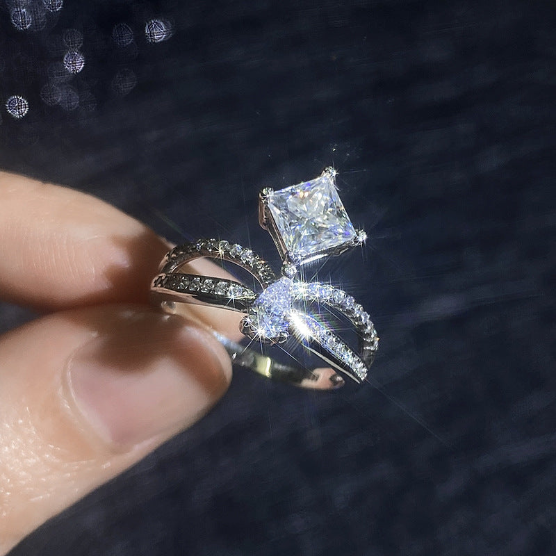 [AM]ELEGANT DOUBLE-TWISTED MOISSANITE RING