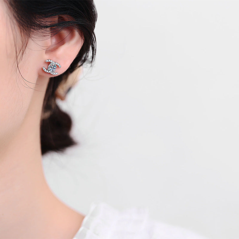 [AM]CHIC INTERLOCKING DOUBLE-C MOISSANITE STUD EARRINGS