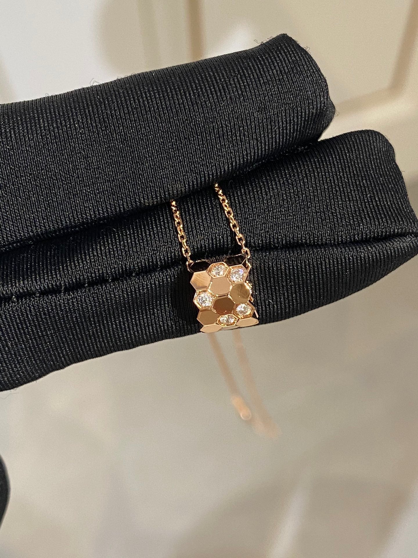 [AM]BEE LOVE DIAMOND NECKLACE