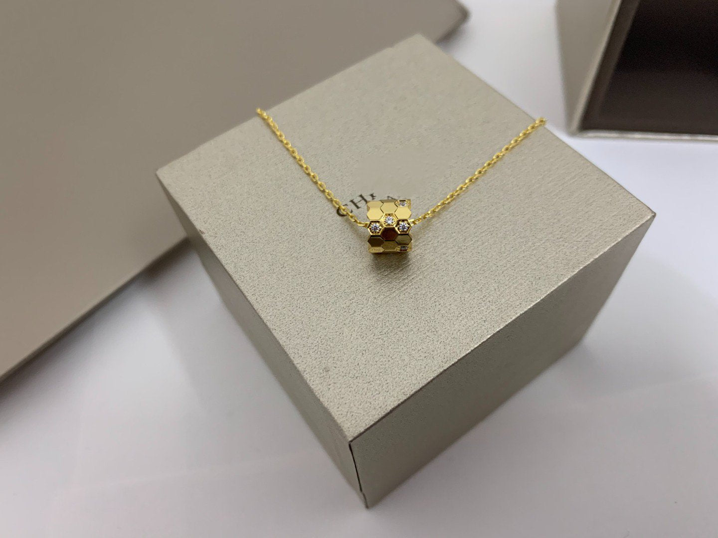 [AM]BEE LOVE DIAMOND NECKLACE