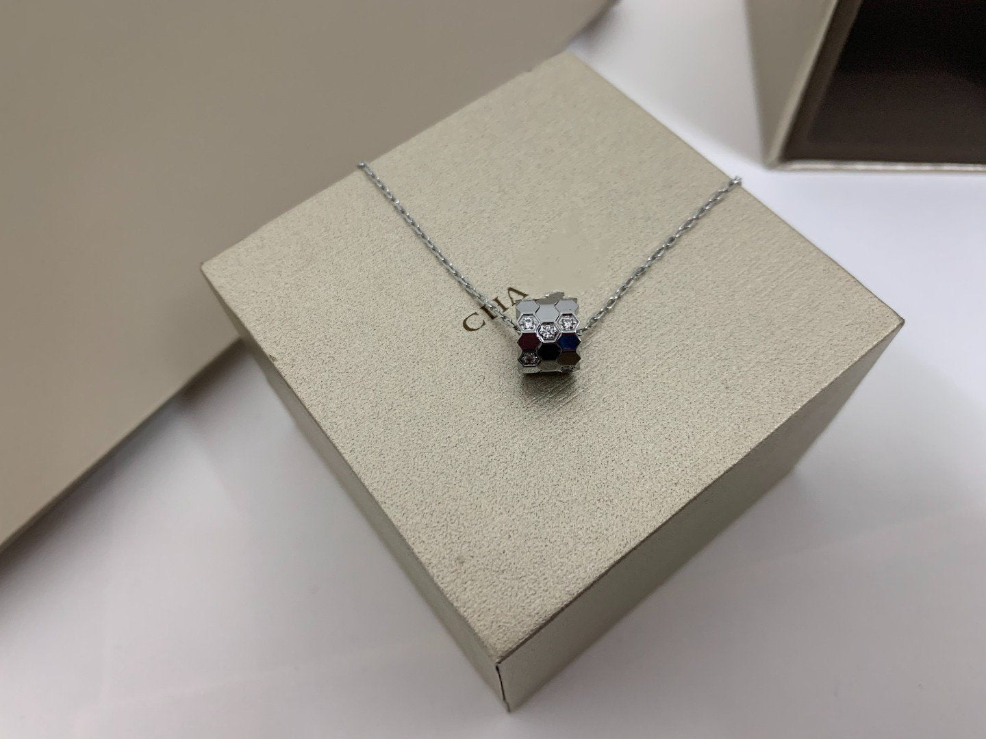 [AM]BEE LOVE DIAMOND NECKLACE