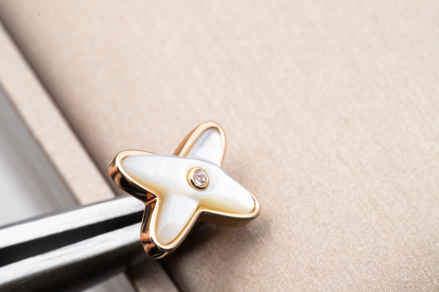 [AM]JEUX DE WHITE MOP ROSE GOLD DIAMOND EARRINGS