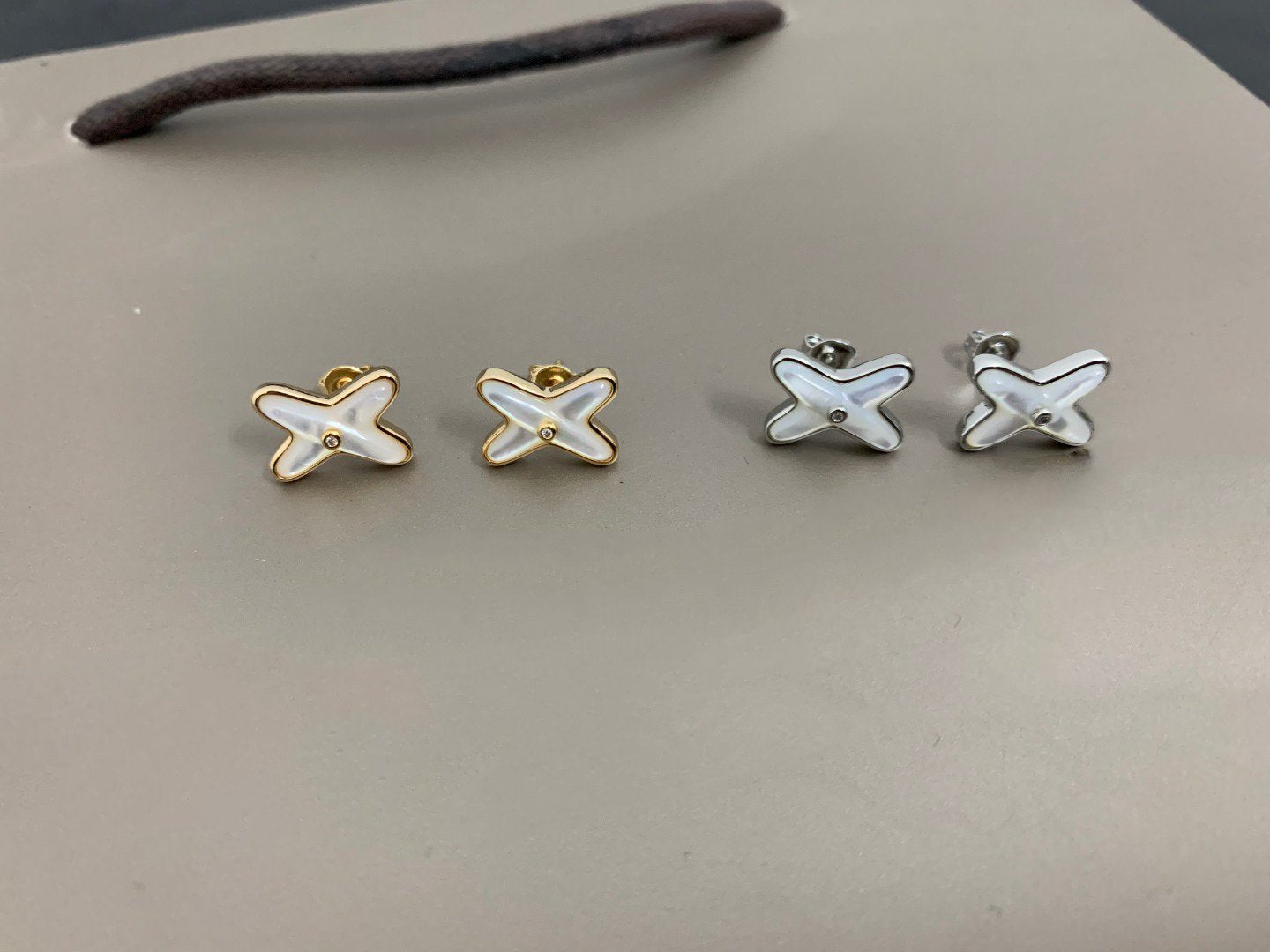 [AM]JEUX DE WHITE MOP SILVER DIAMOND EARRINGS