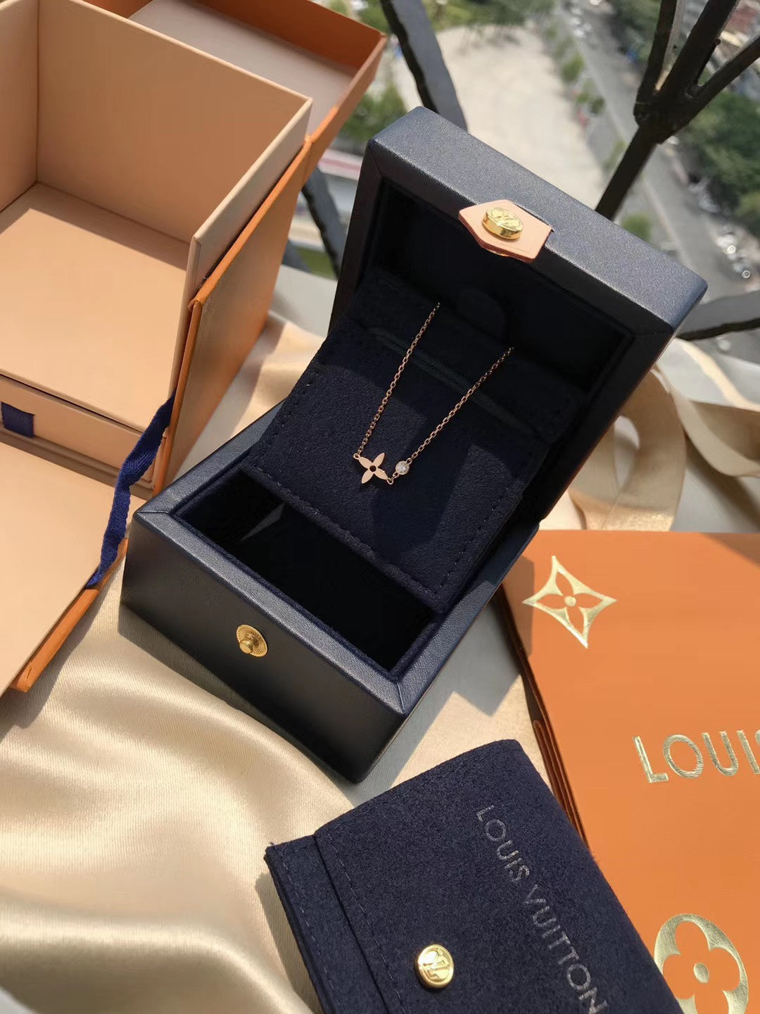 [AM]BLOSSOM PENDANT ROSE GOLD AND DIAMOND