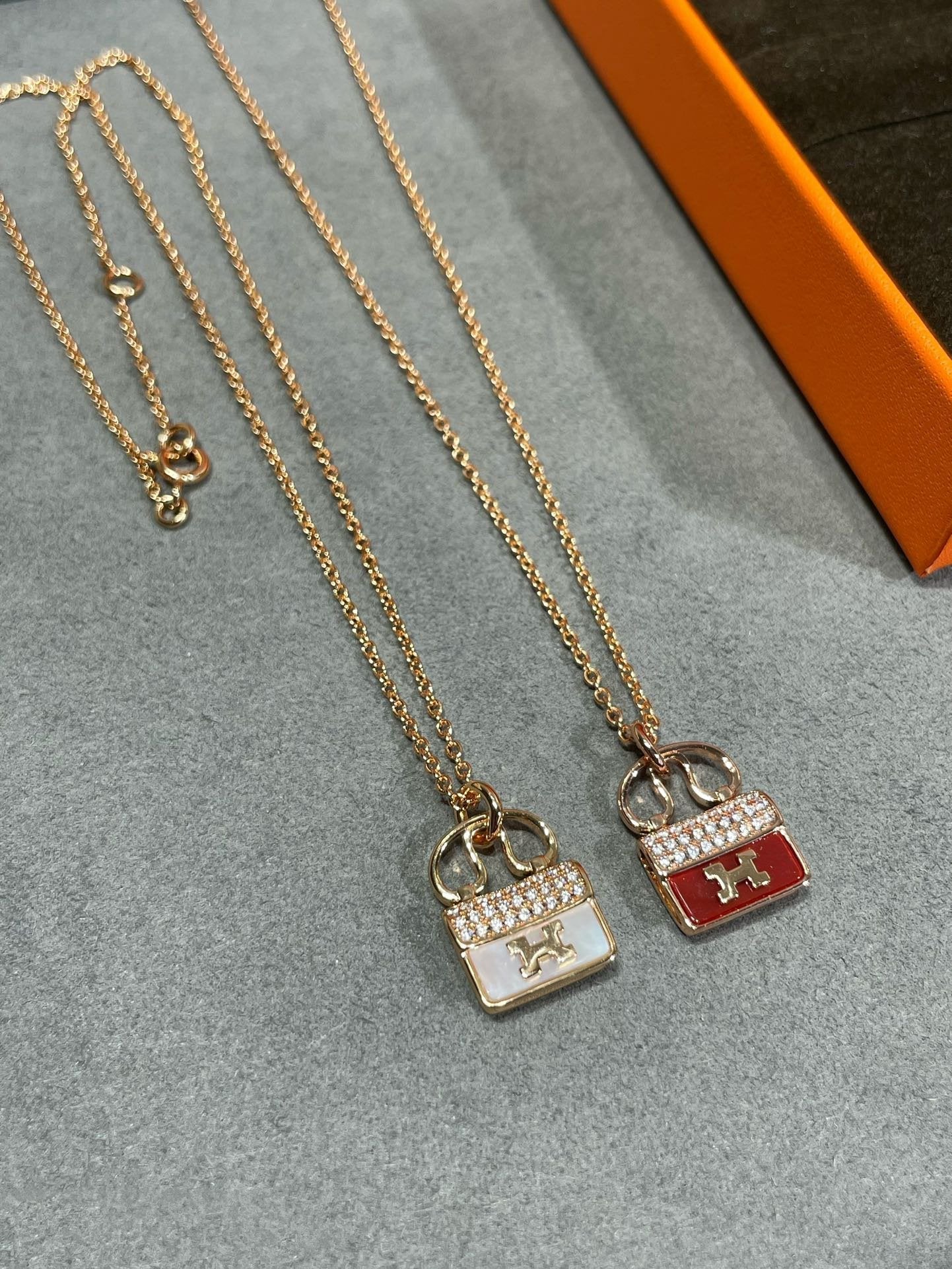 [AM]H CIRCE MOISSANITE PENDANT NECKLACE GOLD