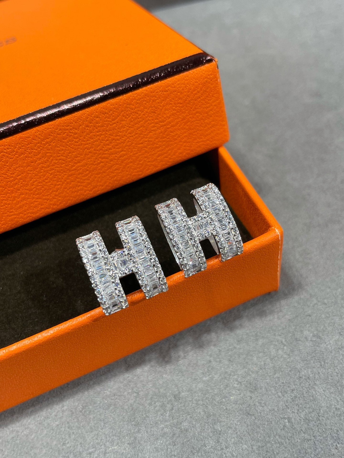 [AM]H STUD EARRINGS WITH SILVER DIAMONDS