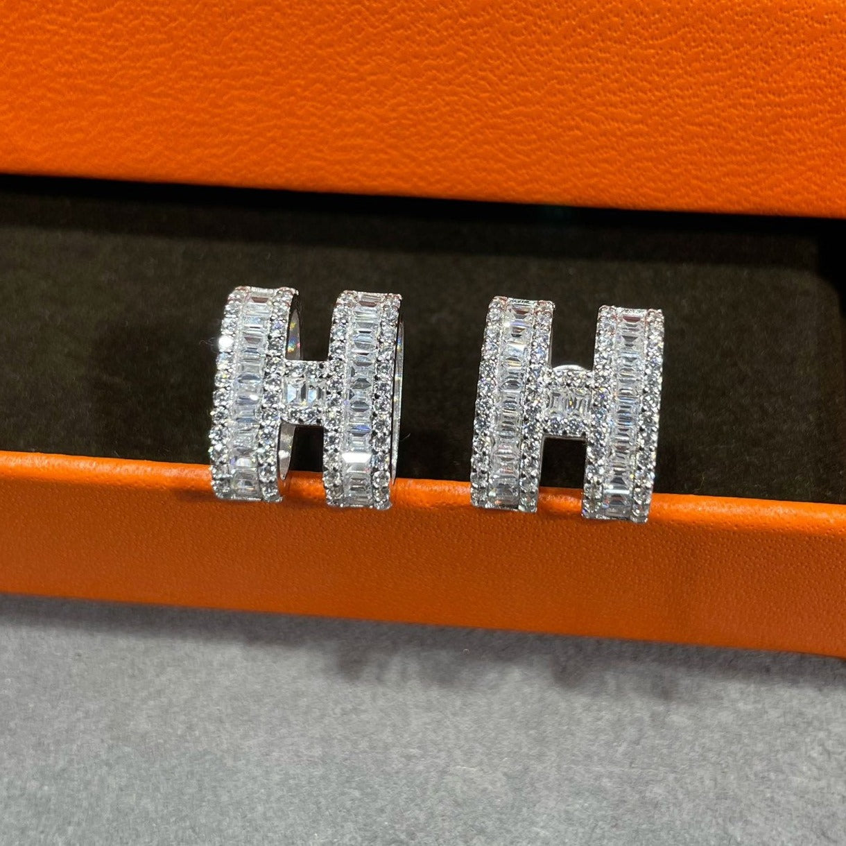 [AM]H STUD EARRINGS WITH SILVER DIAMONDS