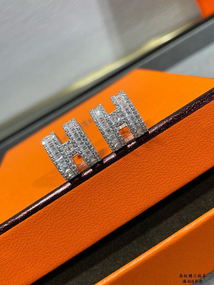 [AM]H STUD EARRINGS WITH SILVER DIAMONDS