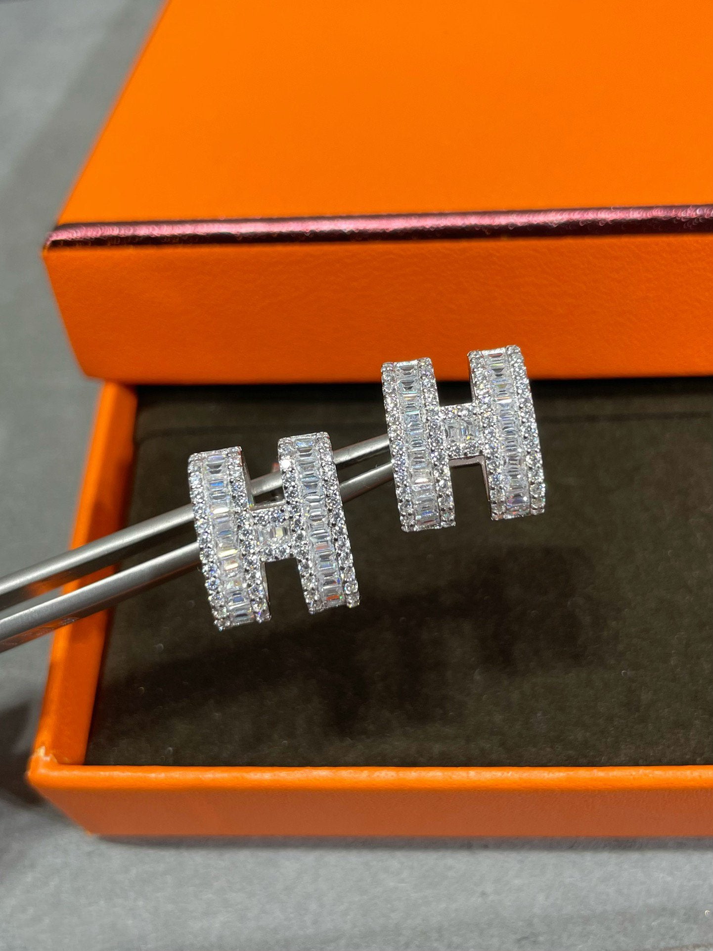 [AM]H STUD EARRINGS WITH SILVER DIAMONDS