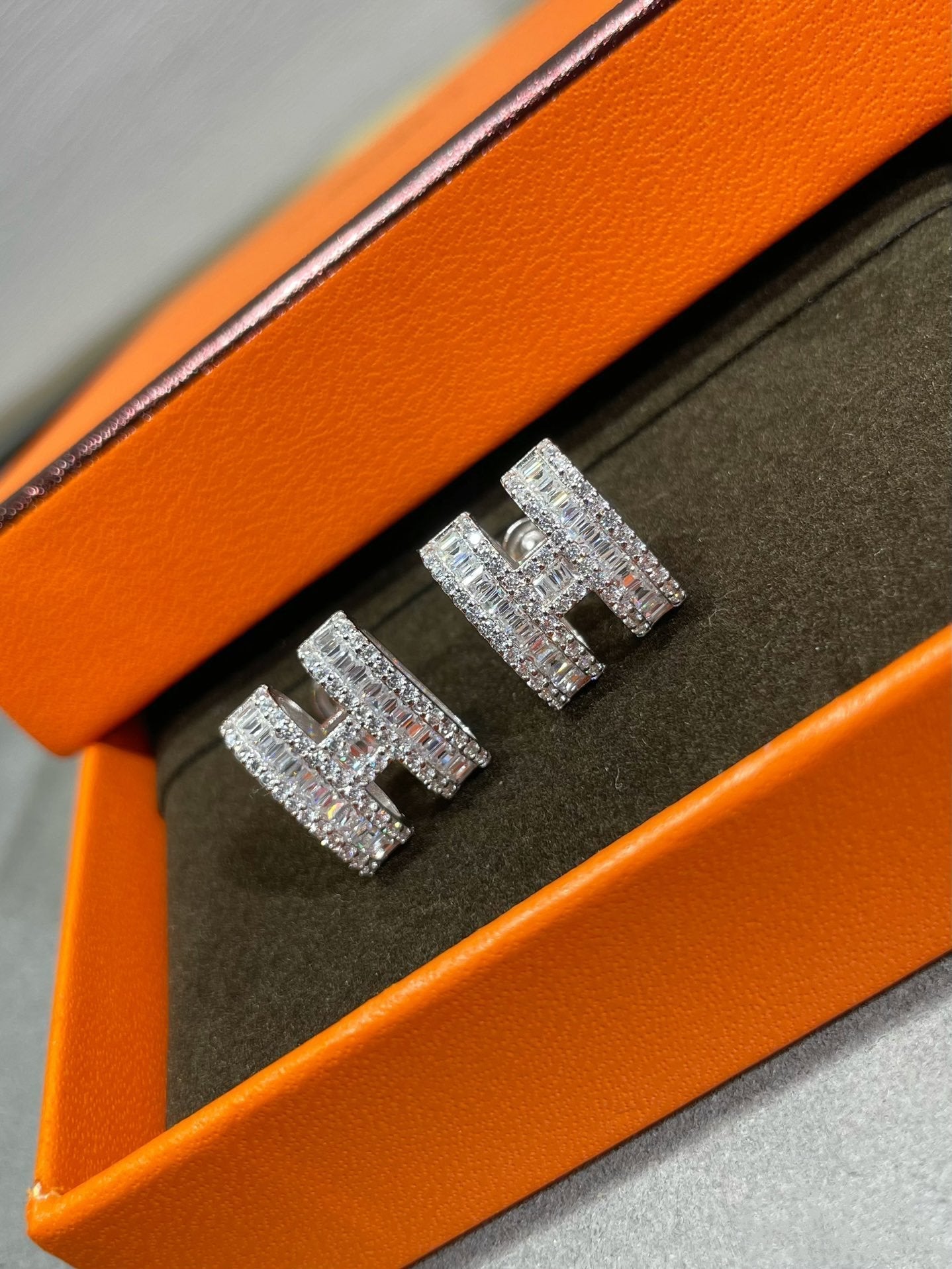 [AM]H STUD EARRINGS WITH SILVER DIAMONDS