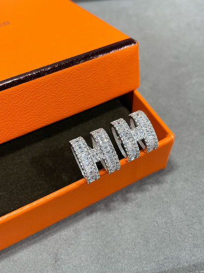 [AM]H STUD EARRINGS WITH SILVER DIAMONDS