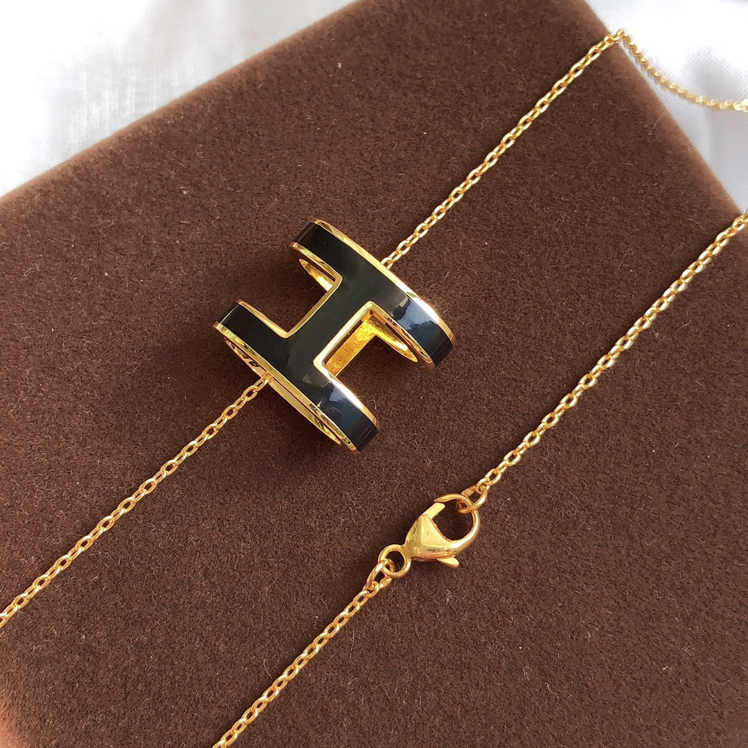 [AM]HM CLIC BLACK ENAMEL GOLD NECKLACE
