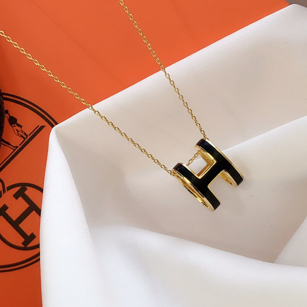 [AM]HM CLIC BLACK ENAMEL GOLD NECKLACE