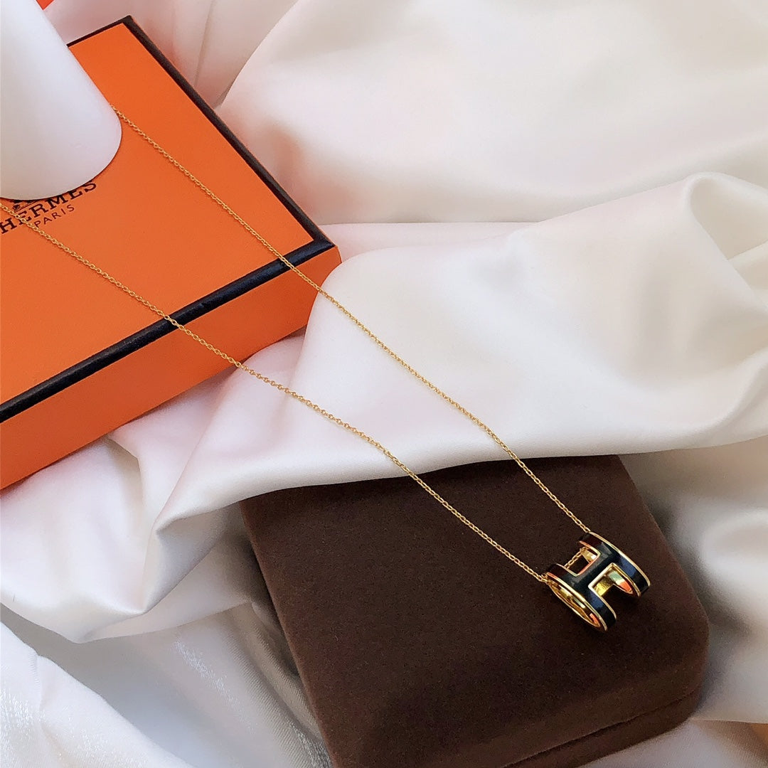 [AM]HM CLIC BLACK ENAMEL GOLD NECKLACE
