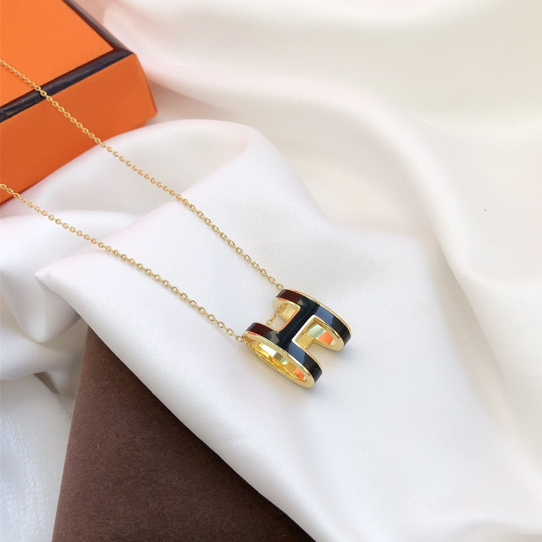 [AM]HM CLIC BLACK ENAMEL GOLD NECKLACE