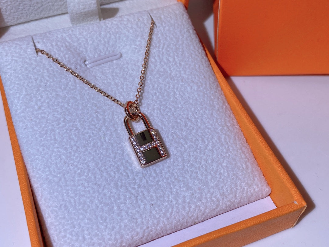 [AM]HM ADVANCED NICHE LOCK HEAD NECKLACE DIAMONDS