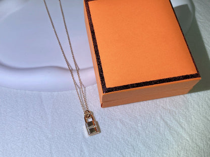 [AM]HM ADVANCED NICHE LOCK HEAD NECKLACE DIAMONDS