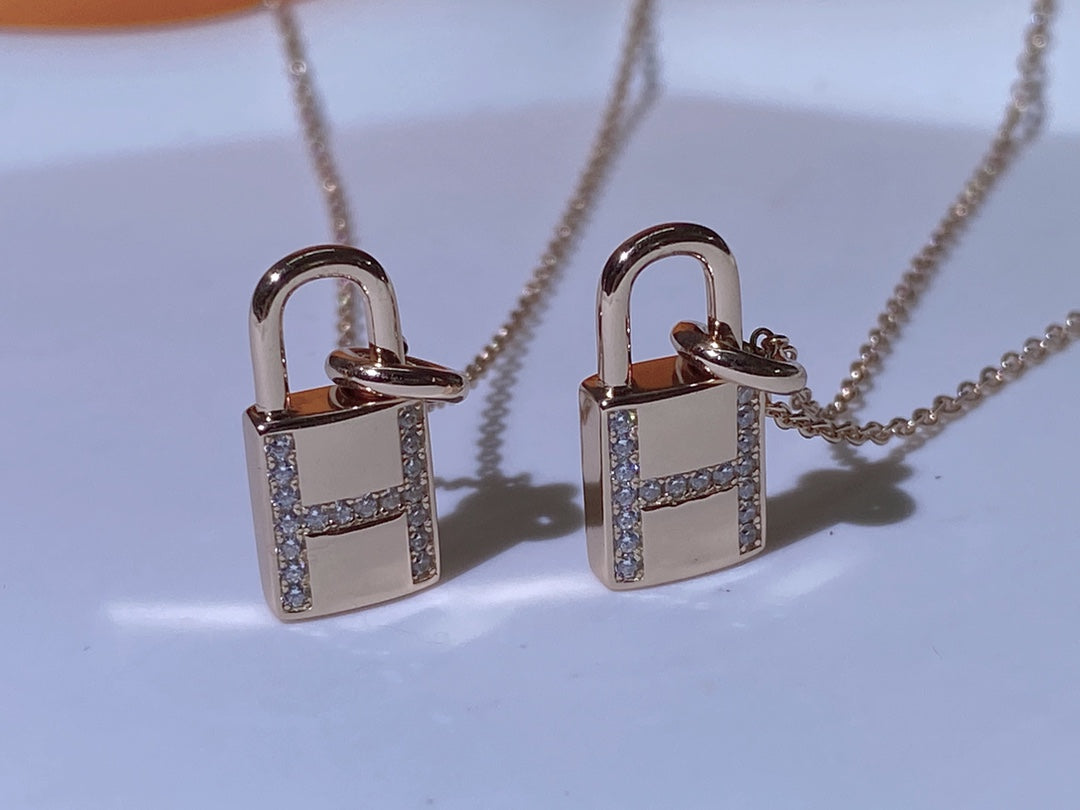 [AM]HM ADVANCED NICHE LOCK HEAD NECKLACE DIAMONDS